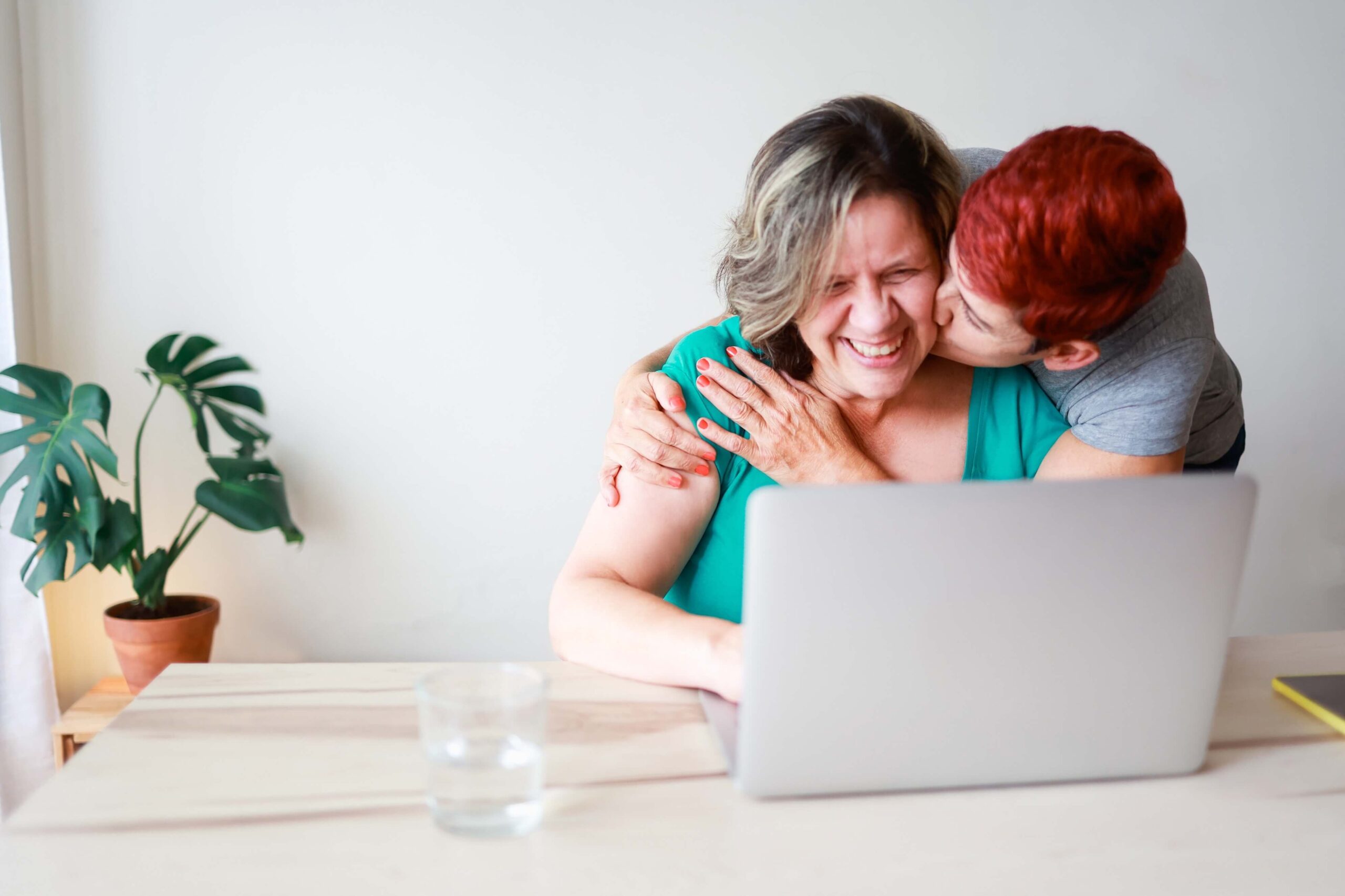 lesbian couple laptop